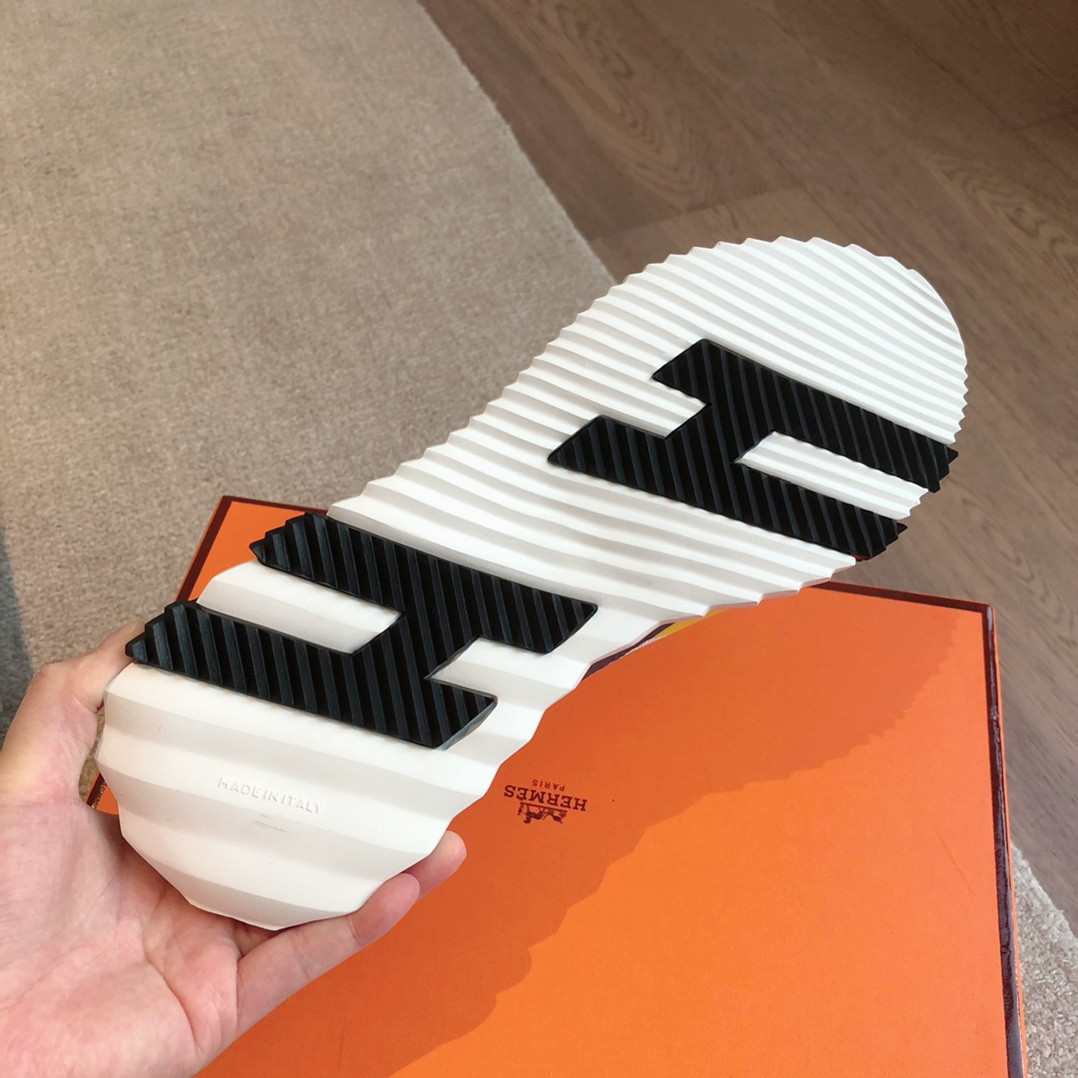 ua H**me5 bouncing sneaker