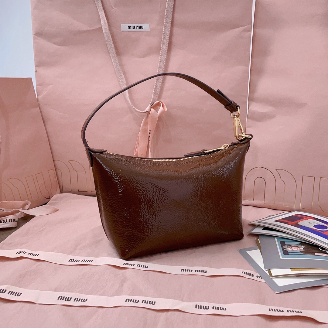 M1v M1v naplak patent leather pouch 14x18.5x10cm