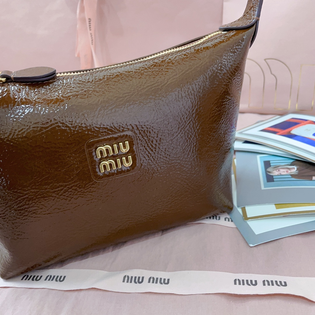 M1v M1v naplak patent leather pouch 14x18.5x10cm