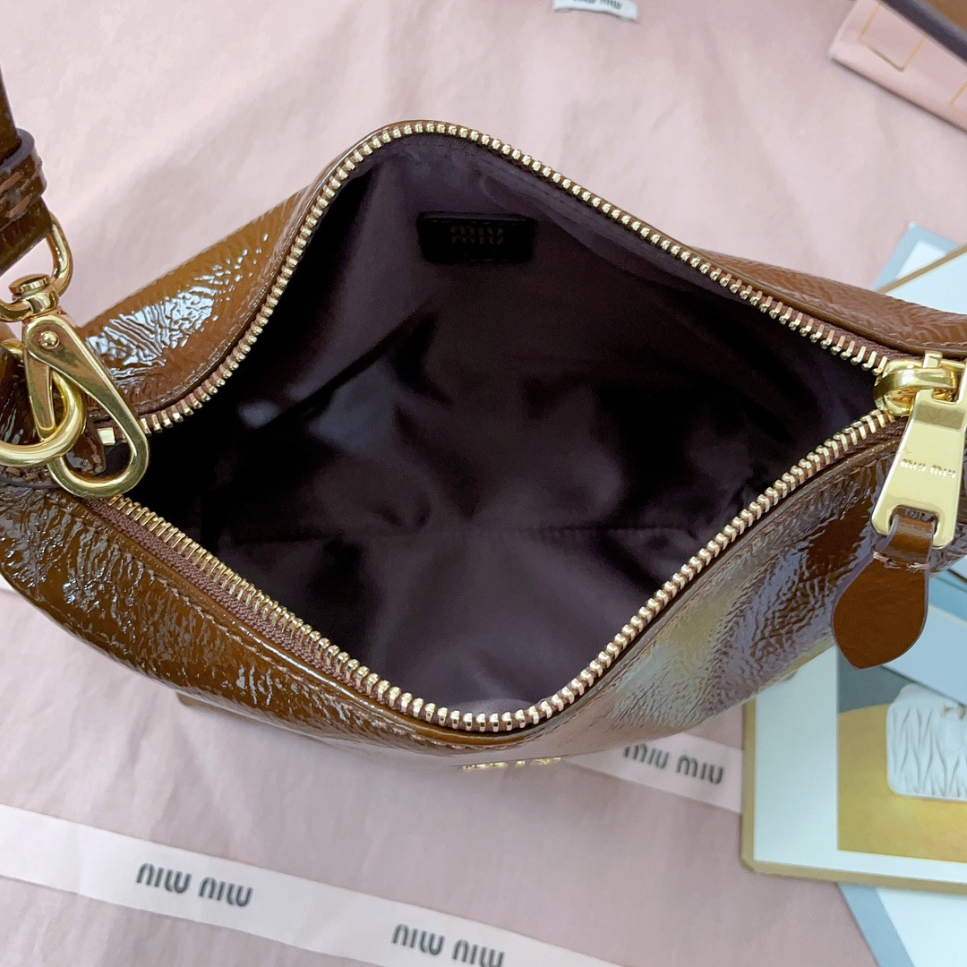 M1v M1v naplak patent leather pouch 14x18.5x10cm
