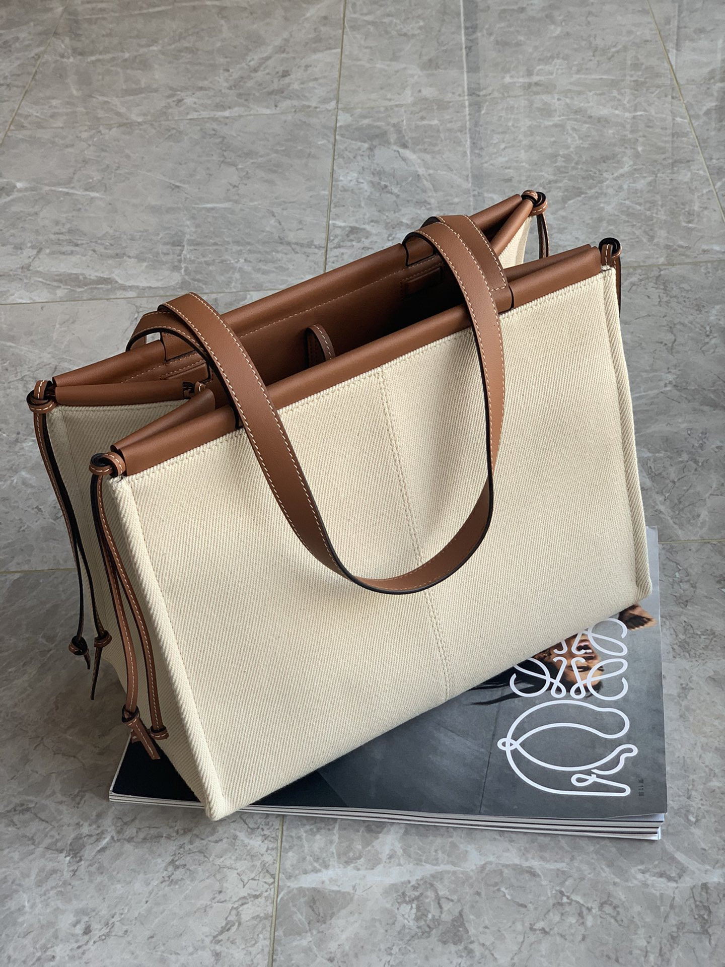 L0ew* cushion tot canvas and calfskin 35x27x19cm