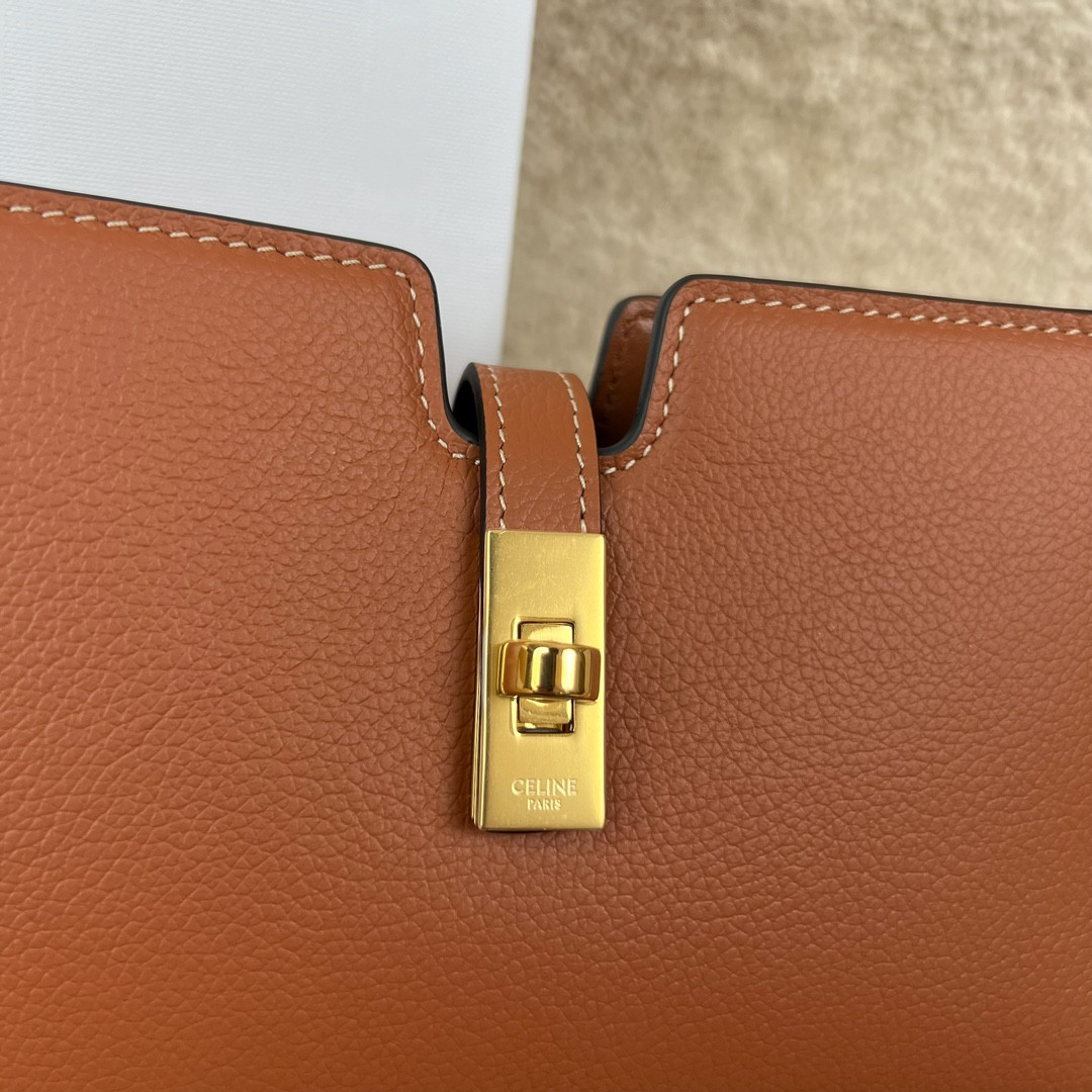 ce**e 16 strap pochette in in S*pple grained calfskin 18.5 x 12 x 3 cm