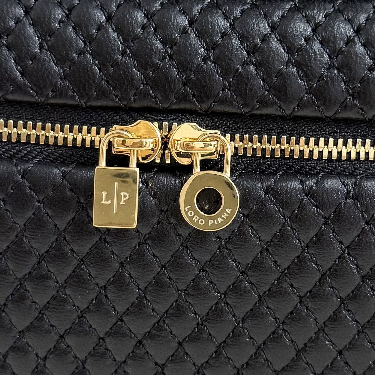 L**o p*ana extra pocket l19 lambskin 19x11.5x7cm