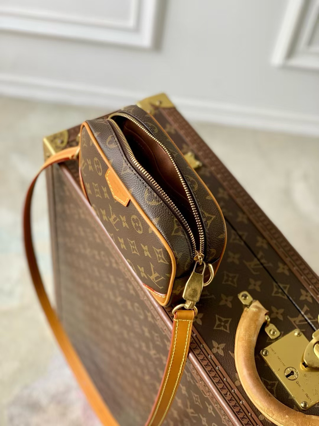 LV Trocadéro Wearable Wallet M14058 20x13x6.5cm
