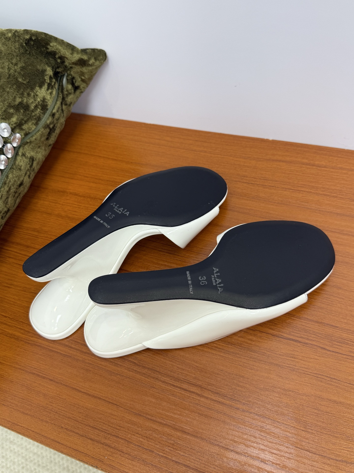ua A1a1a wedge sandals