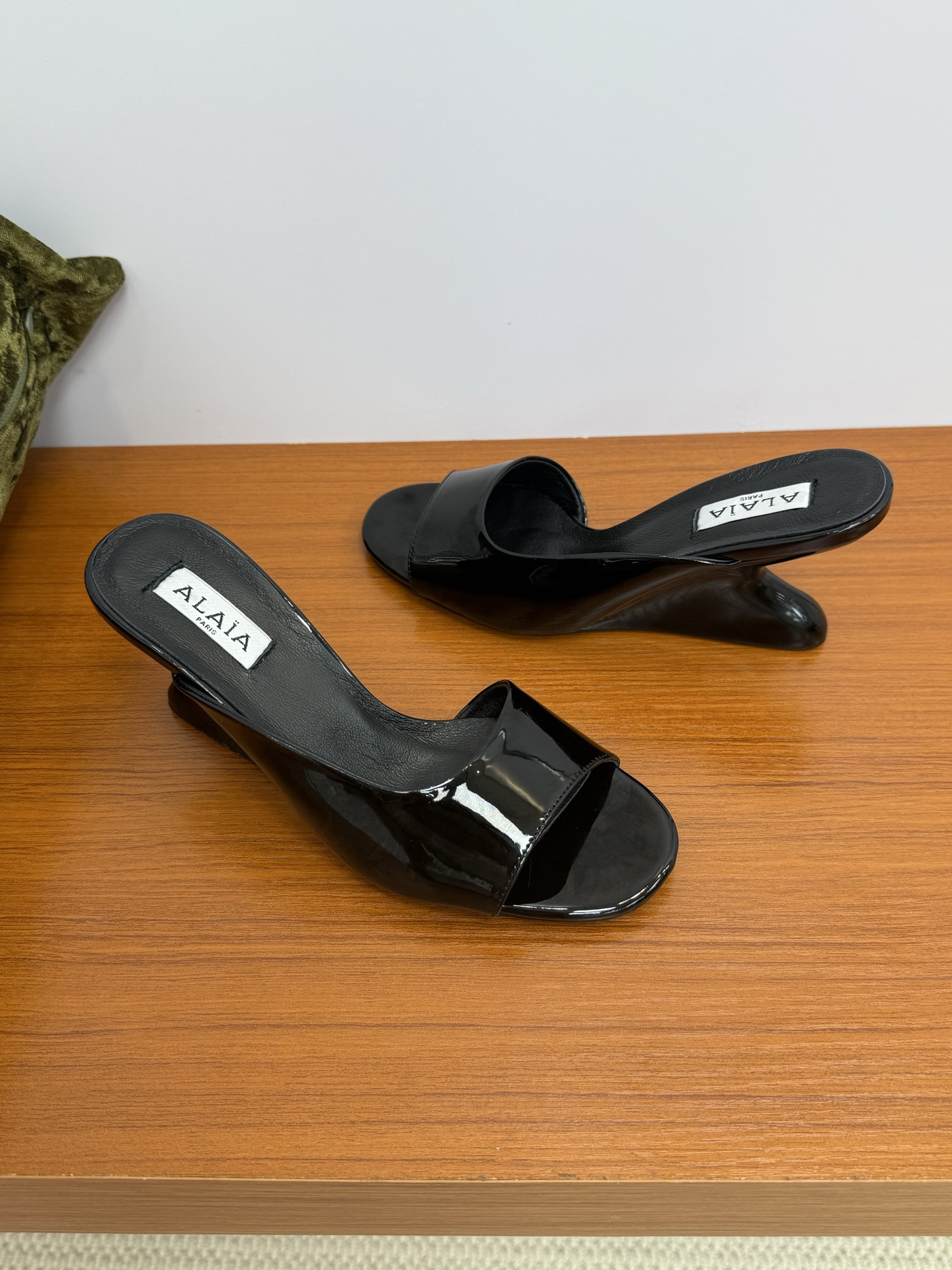 ua A1a1a wedge sandals