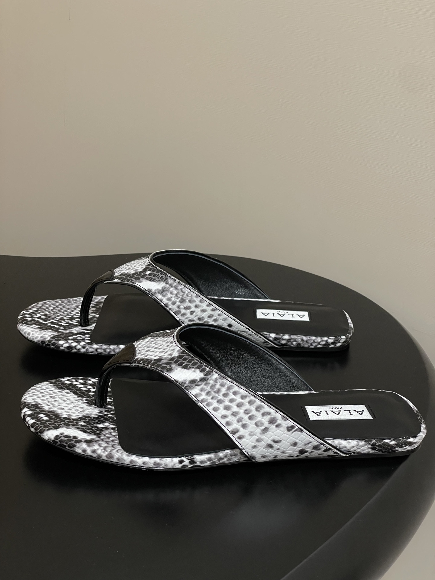ua a1a1a triangle flat slides(cusT0mized size 7-10 days production time)