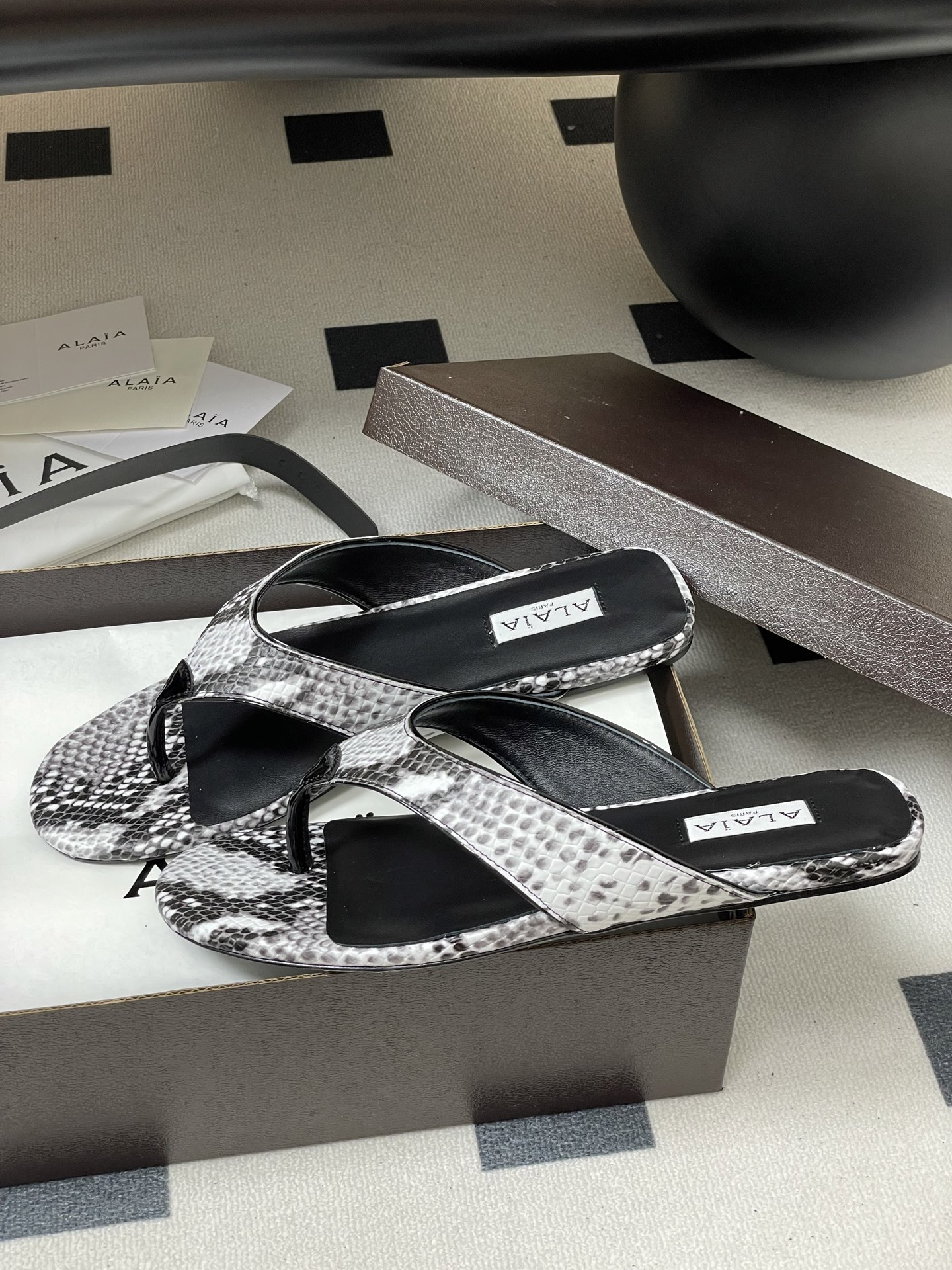 ua a1a1a triangle flat slides(cusT0mized size 7-10 days production time)