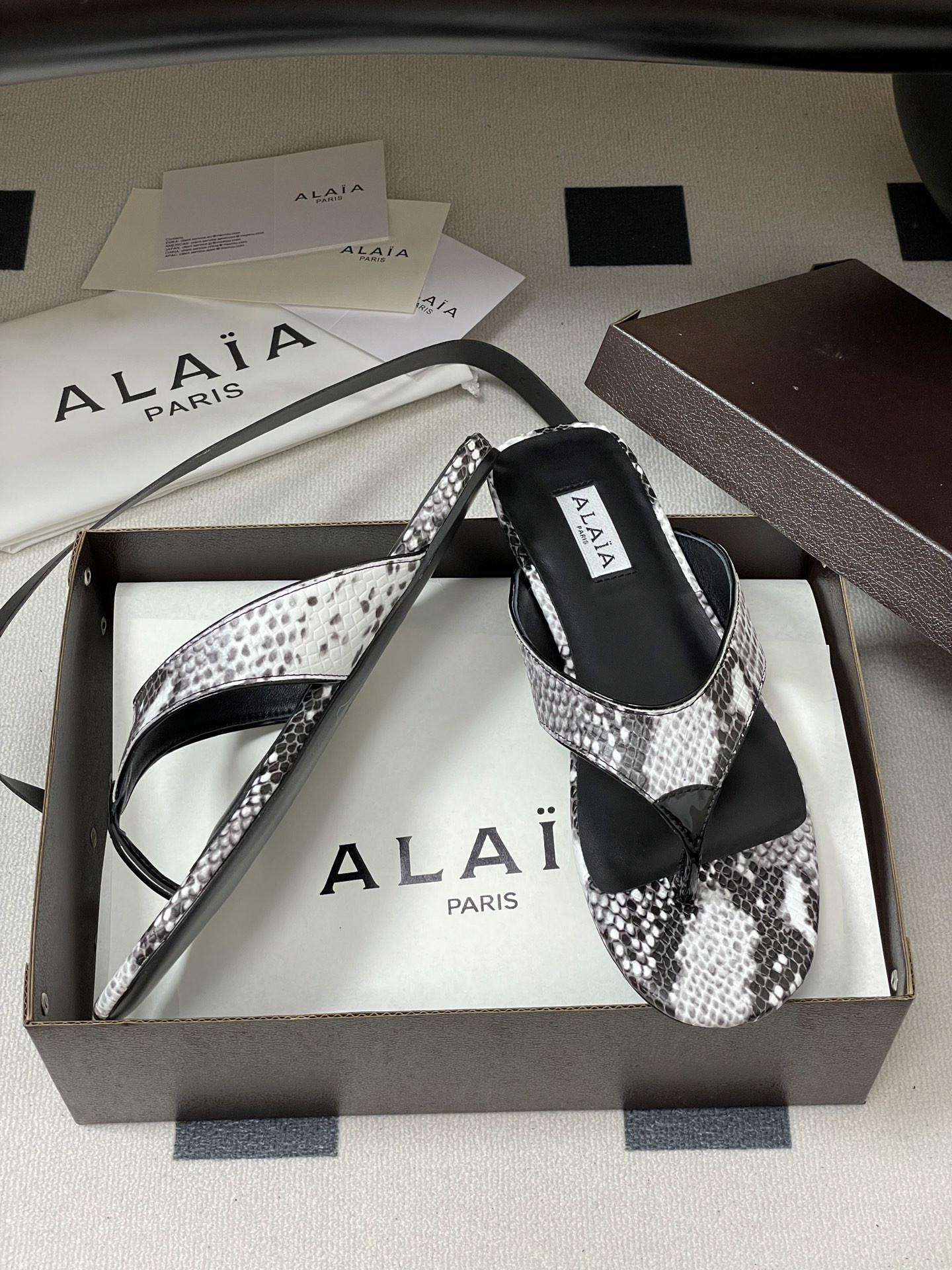 ua a1a1a triangle flat slides(cusT0mized size 7-10 days production time)