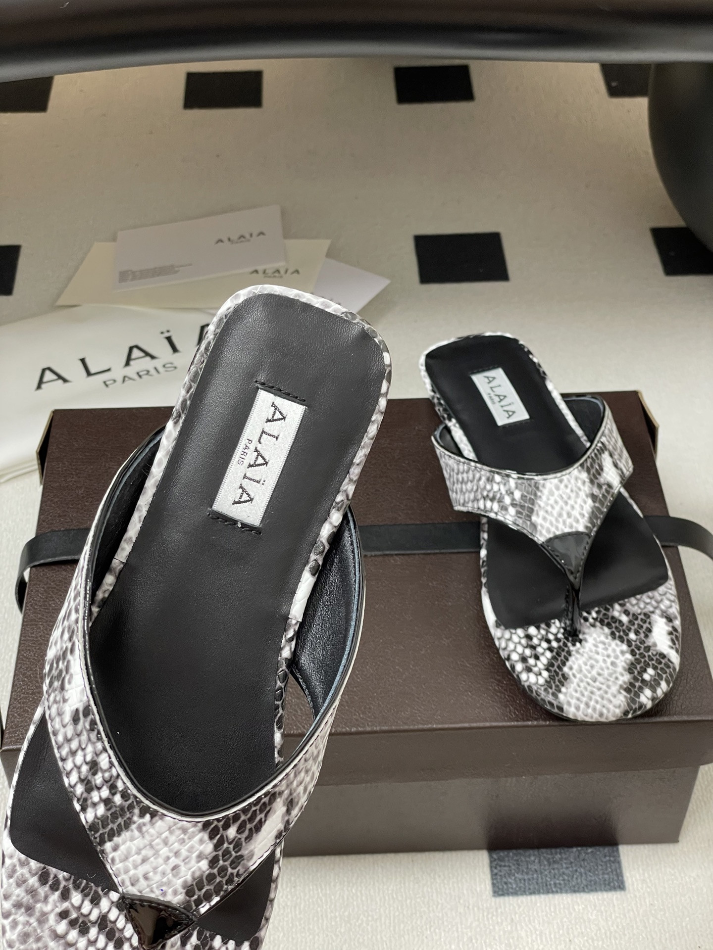 ua a1a1a triangle flat slides(cusT0mized size 7-10 days production time)