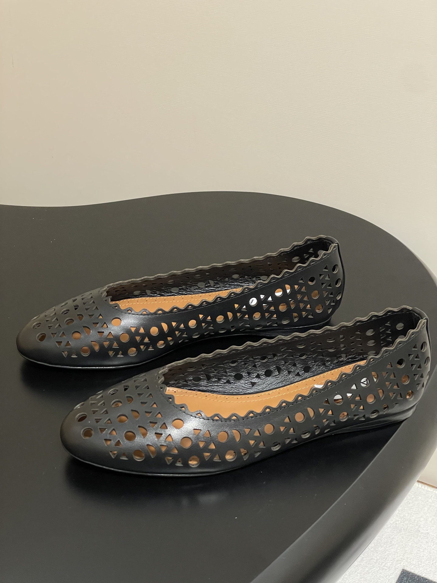 ua alaïa laser-cut leather ballet flats(cusT0mized size 7-10 days production time)