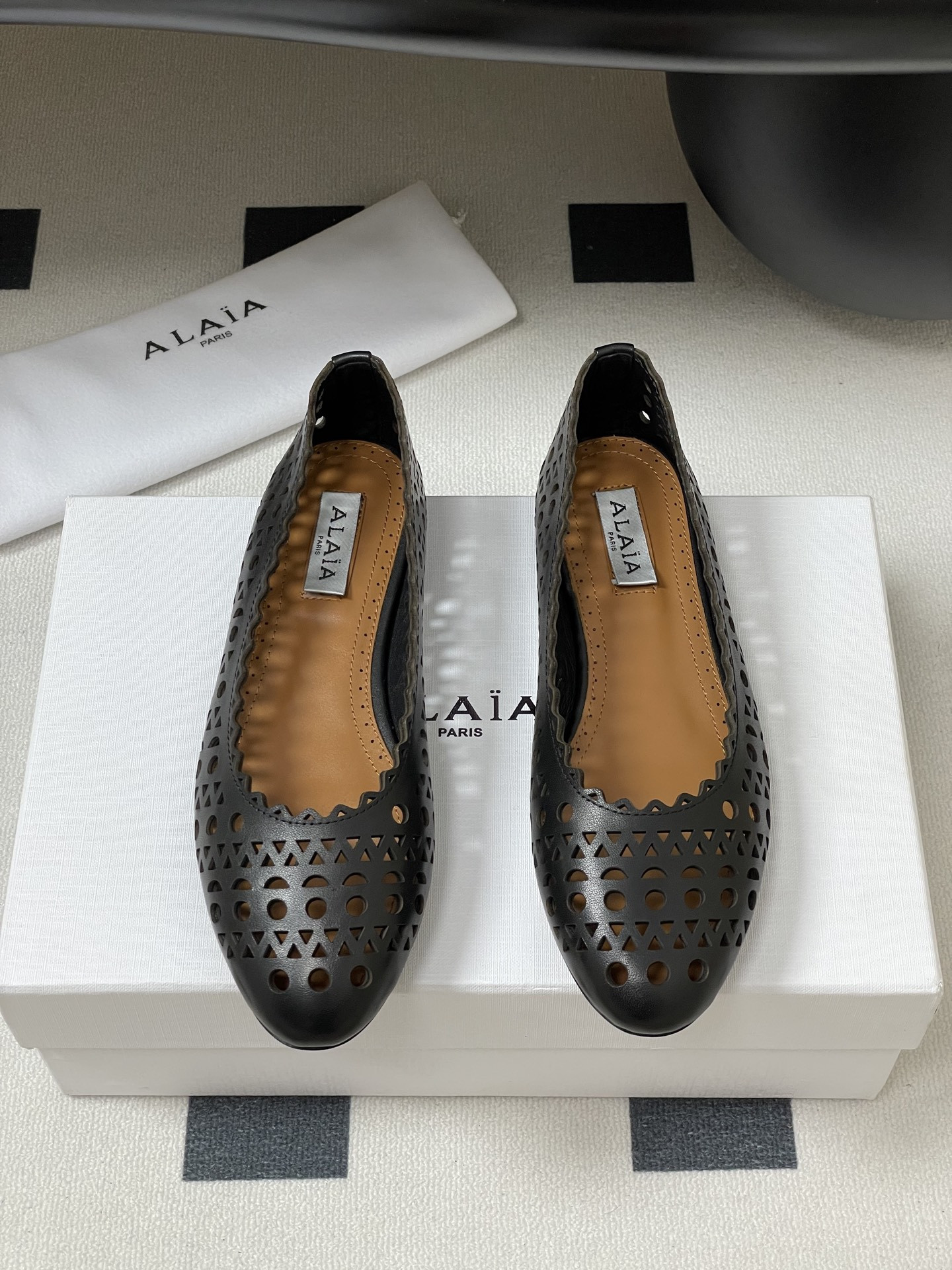 ua alaïa laser-cut leather ballet flats(cusT0mized size 7-10 days production time)