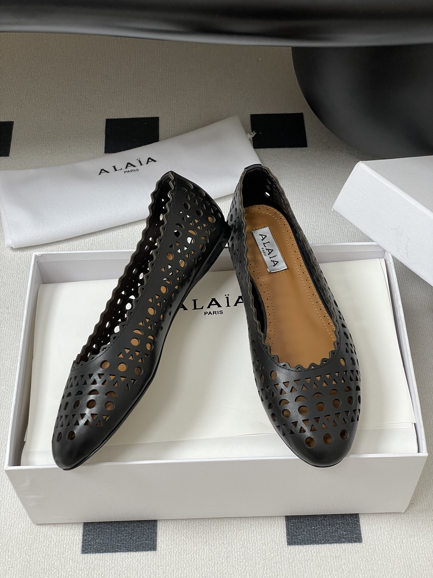ua alaïa laser-cut leather ballet flats(cusT0mized size 7-10 days production time)
