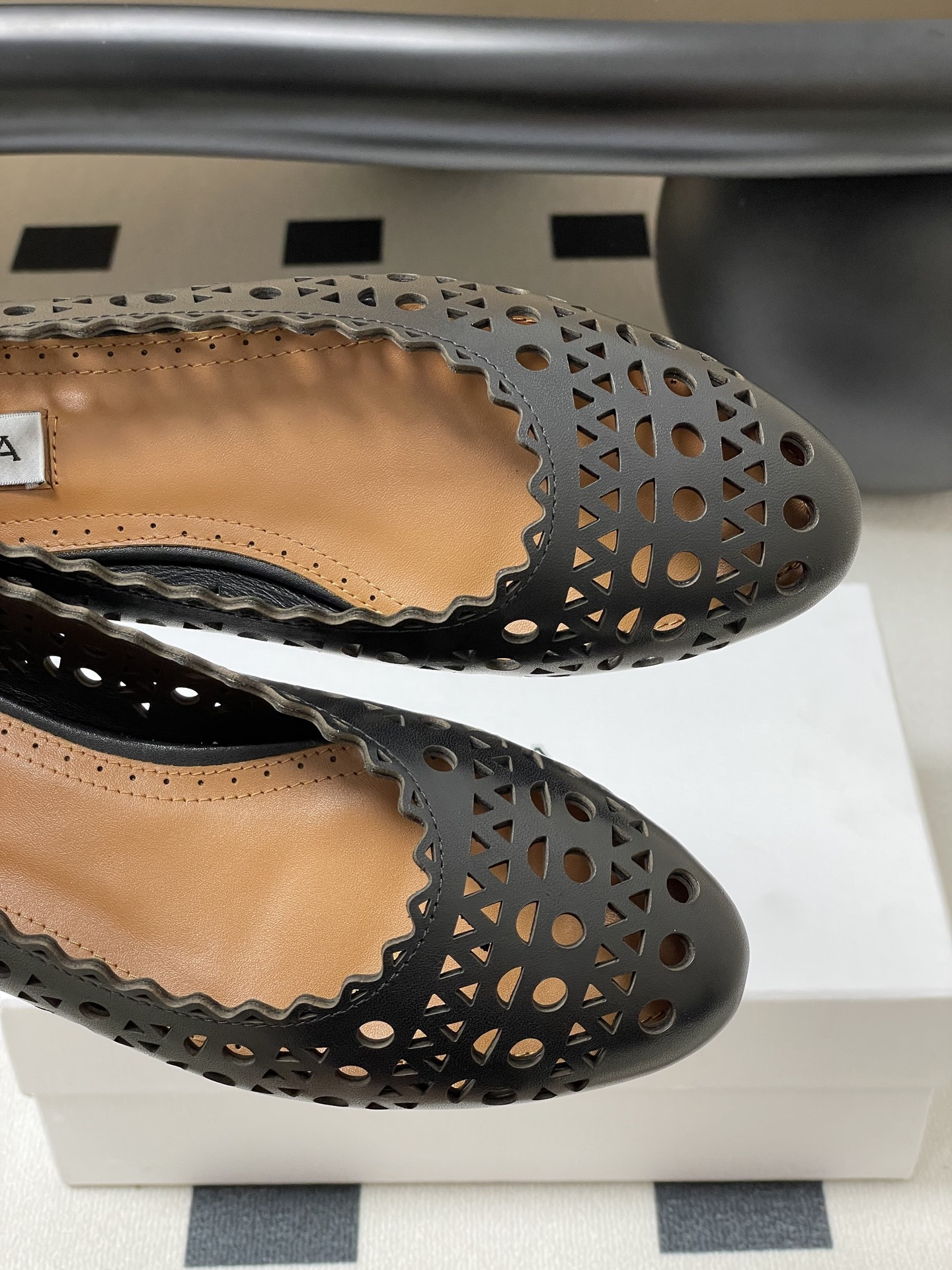 ua alaïa laser-cut leather ballet flats(cusT0mized size 7-10 days production time)