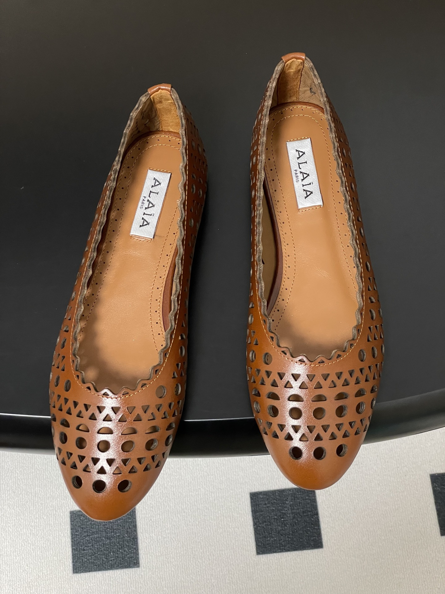 ua alaïa laser-cut leather ballet flats(cusT0mized size 7-10 days production time)