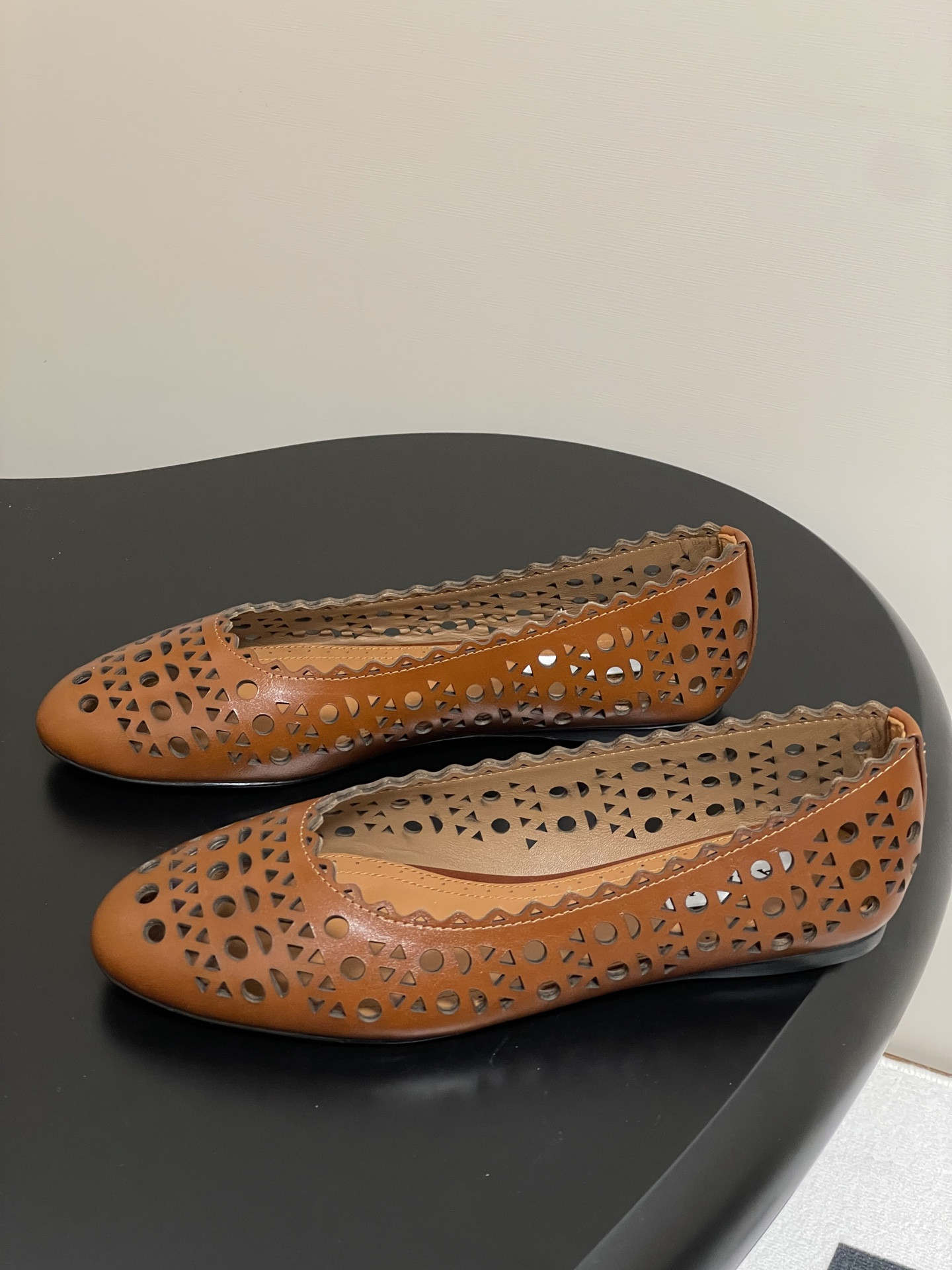 ua alaïa laser-cut leather ballet flats(cusT0mized size 7-10 days production time)