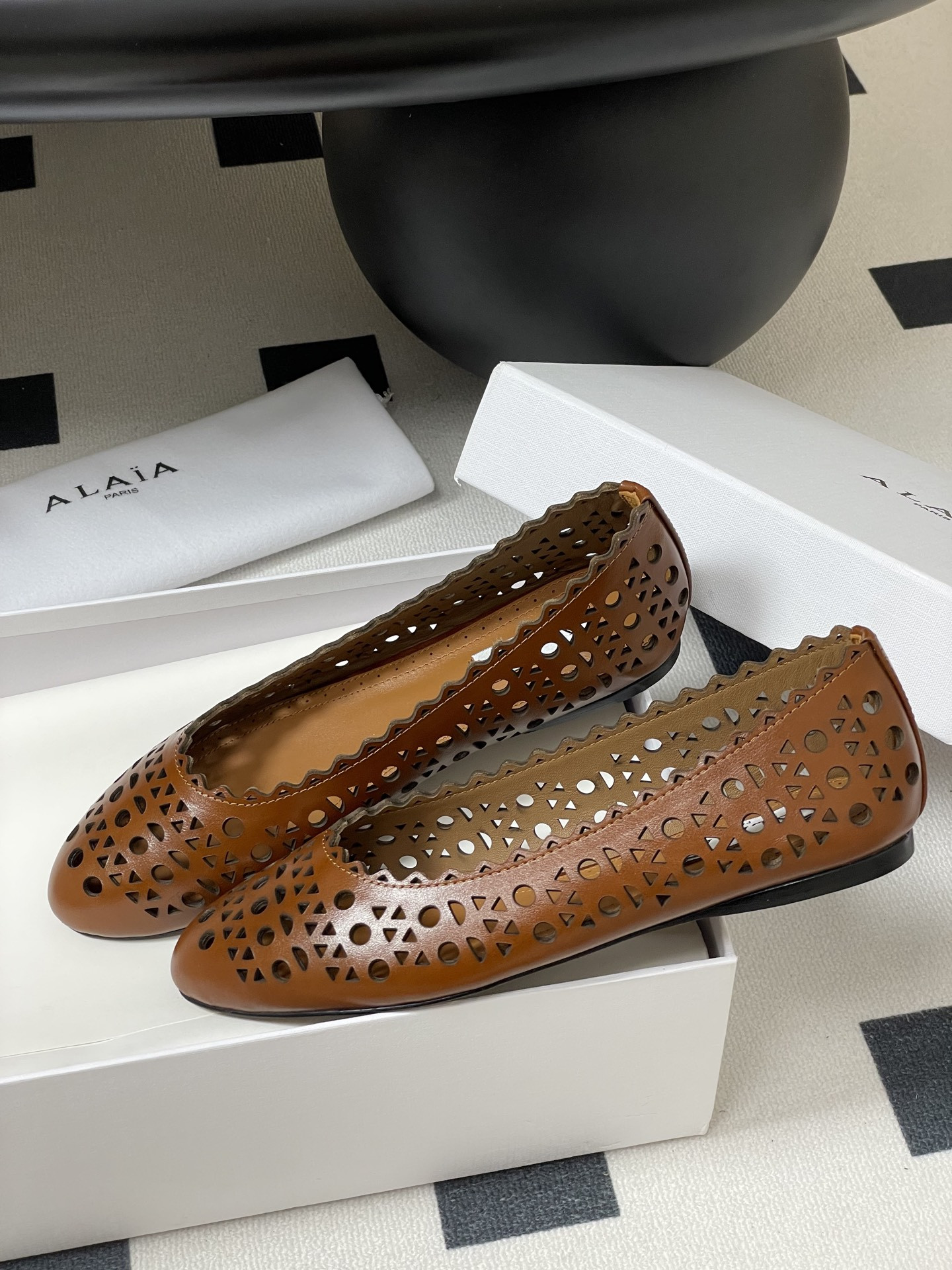 ua alaïa laser-cut leather ballet flats(cusT0mized size 7-10 days production time)