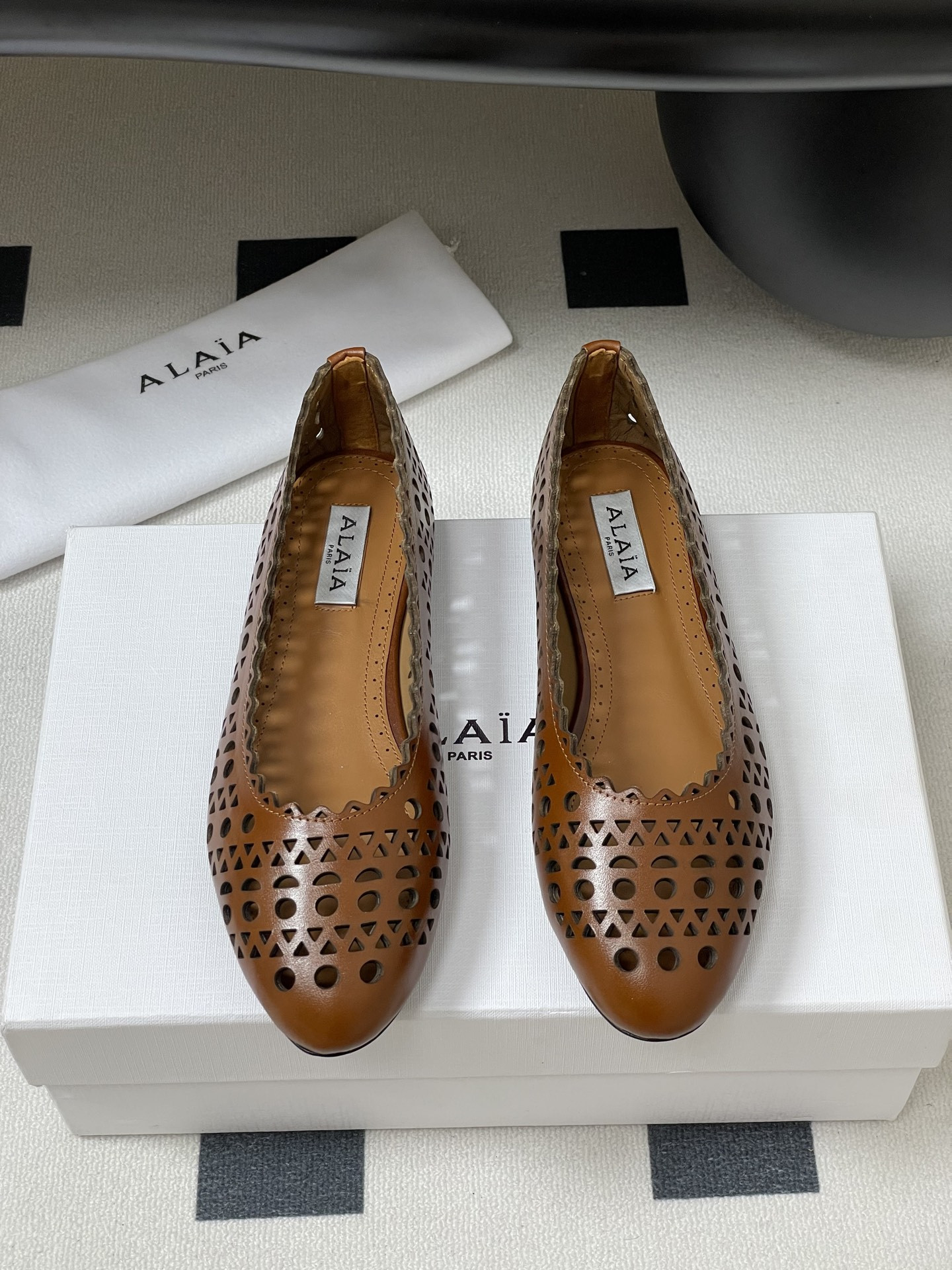 ua alaïa laser-cut leather ballet flats(cusT0mized size 7-10 days production time)