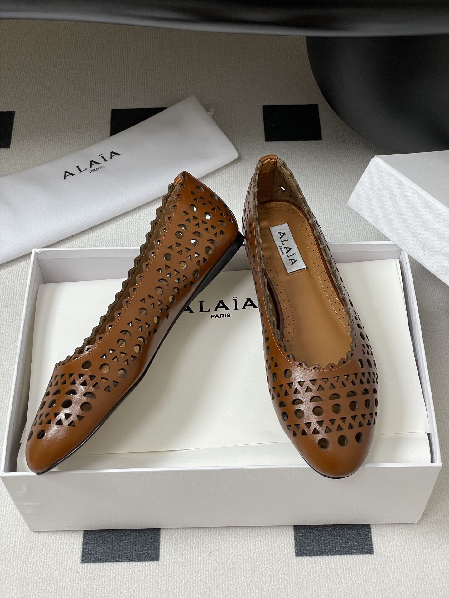 ua alaïa laser-cut leather ballet flats(cusT0mized size 7-10 days production time)