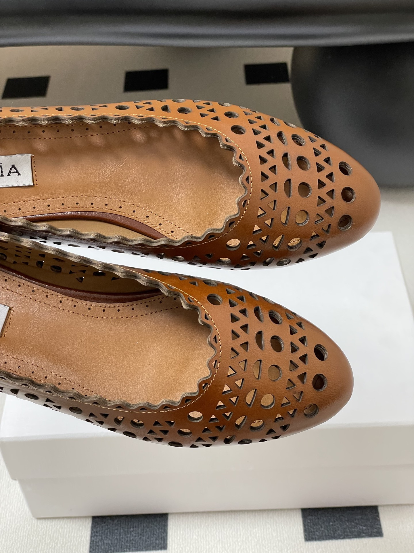 ua alaïa laser-cut leather ballet flats(cusT0mized size 7-10 days production time)