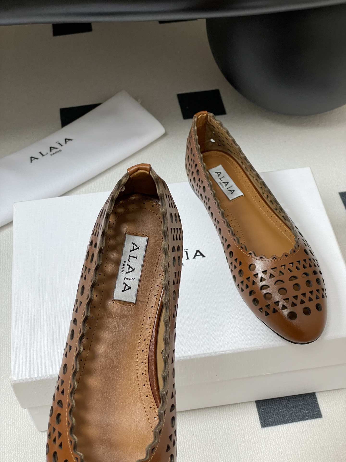 ua alaïa laser-cut leather ballet flats(cusT0mized size 7-10 days production time)
