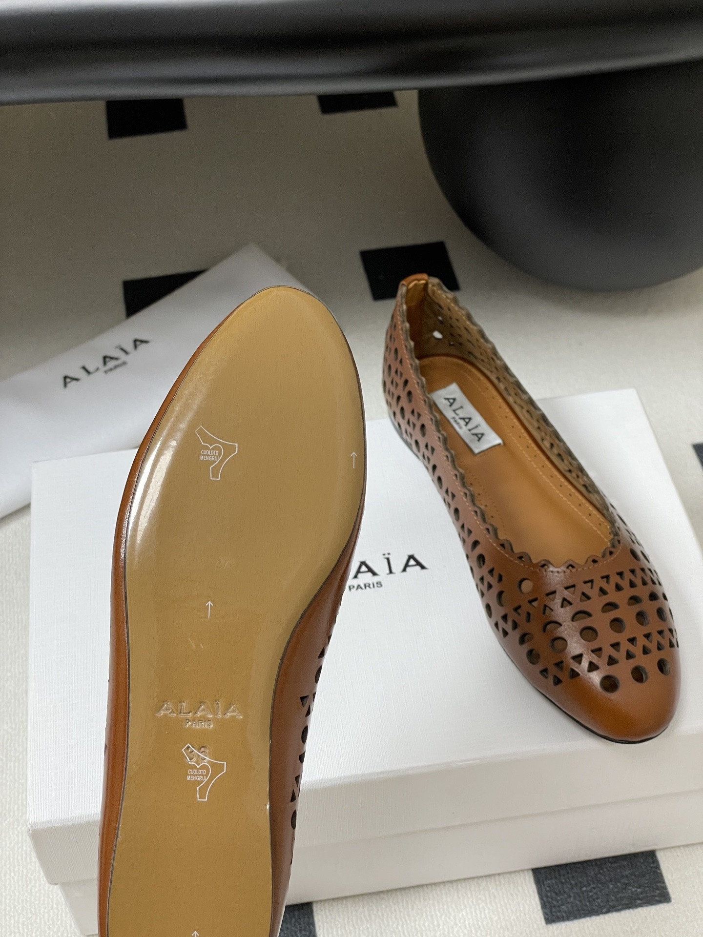 ua alaïa laser-cut leather ballet flats(cusT0mized size 7-10 days production time)
