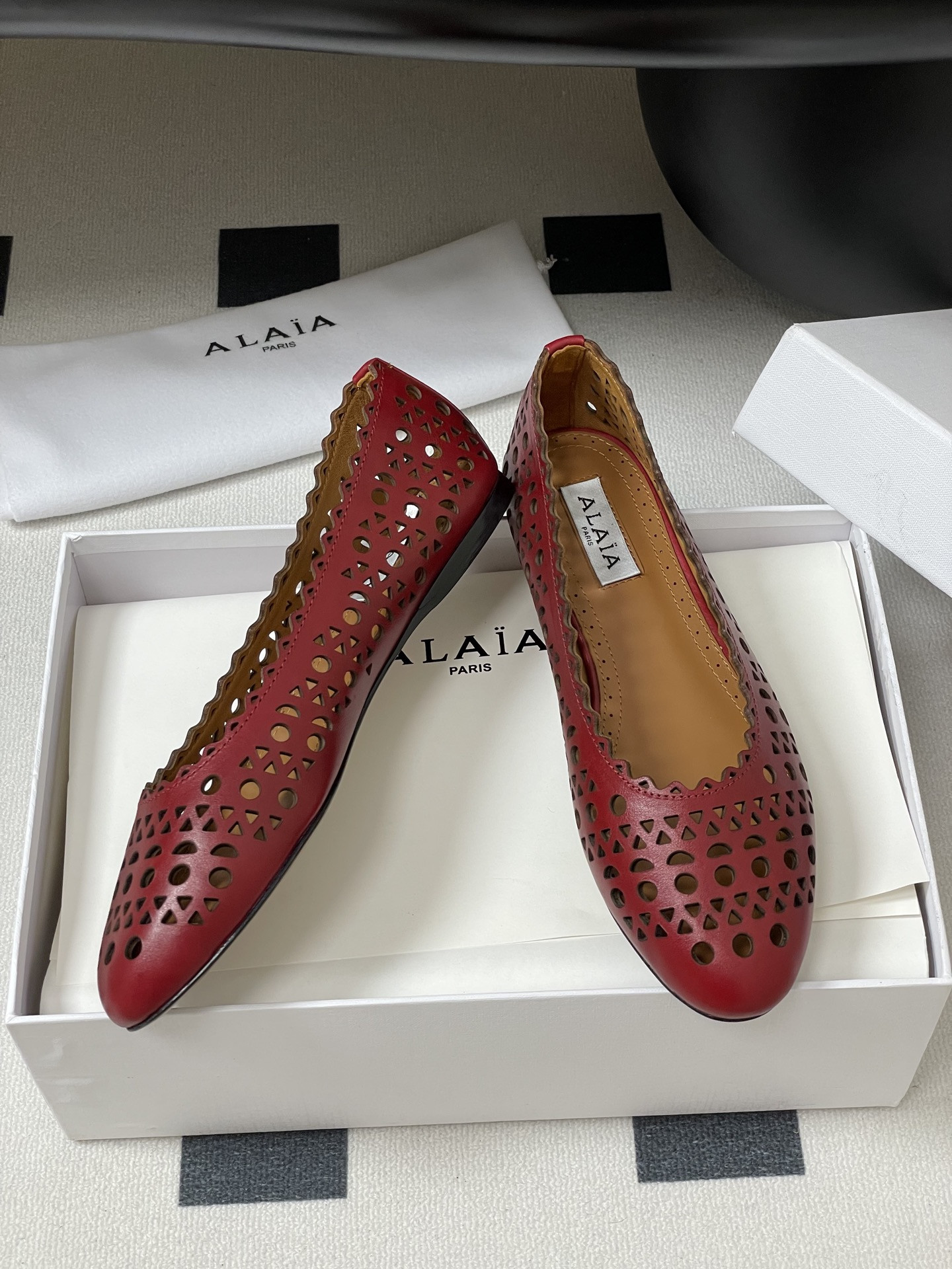 ua alaïa laser-cut leather ballet flats(cusT0mized size 7-10 days production time)