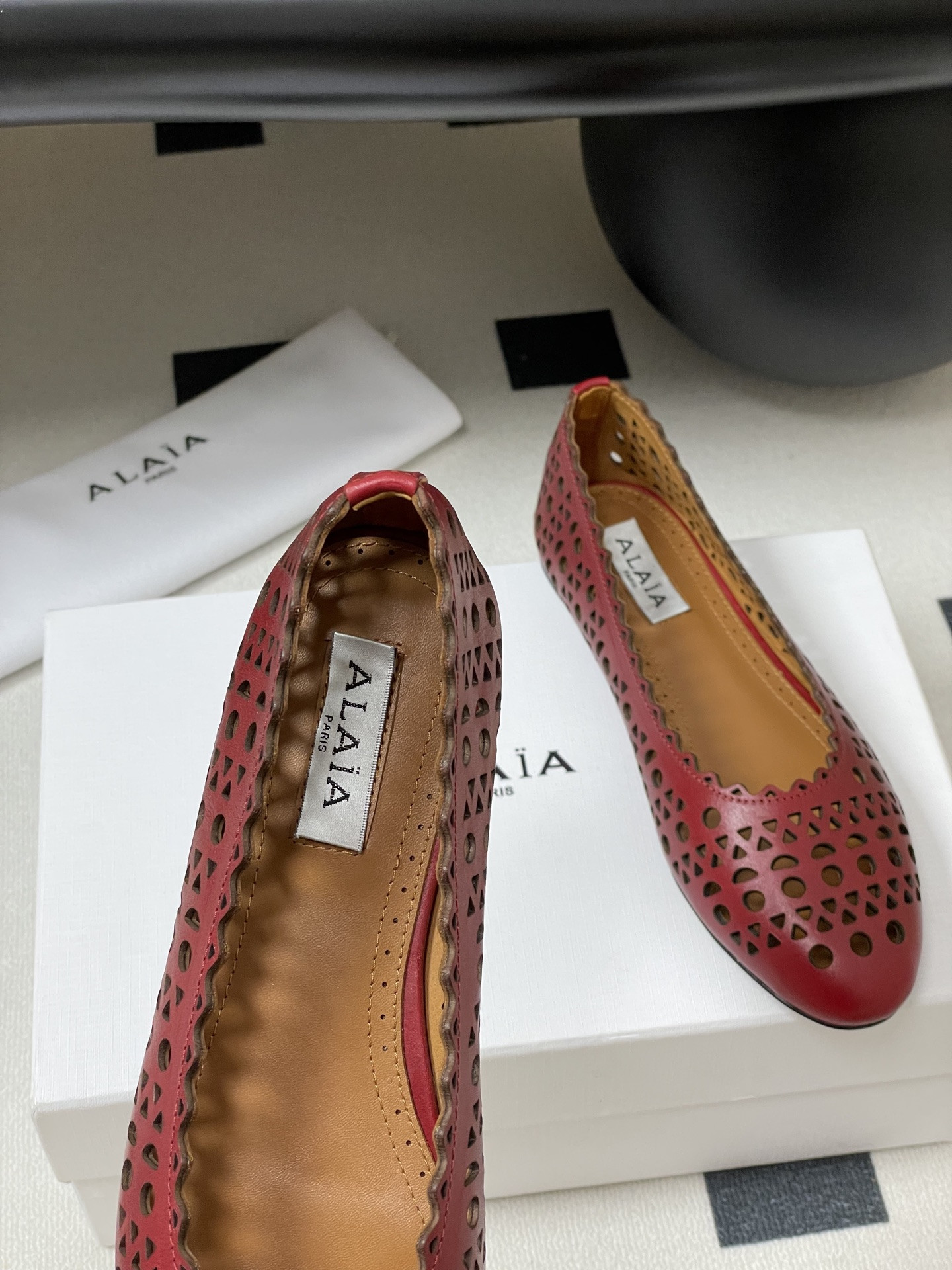 ua alaïa laser-cut leather ballet flats(cusT0mized size 7-10 days production time)