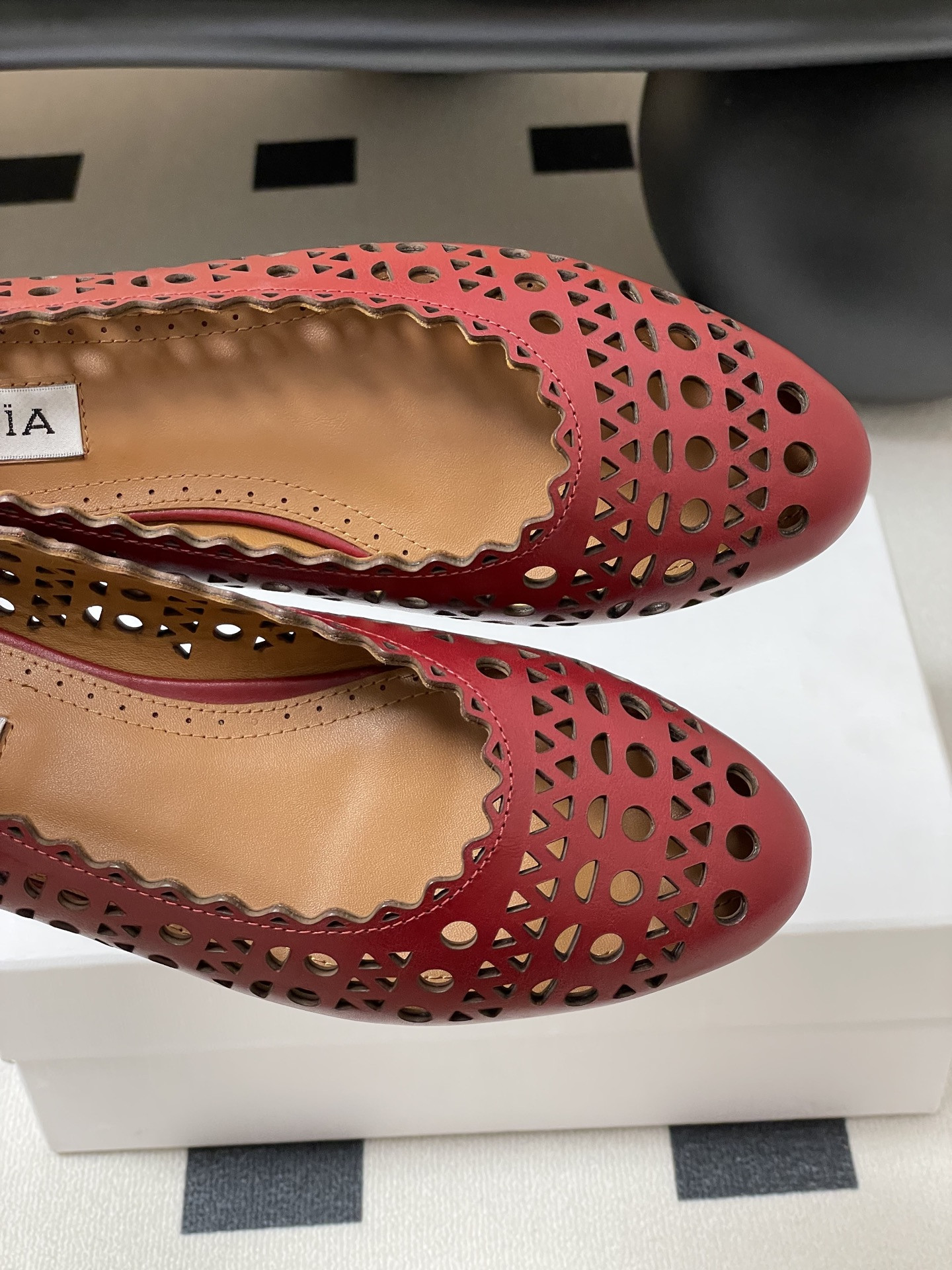 ua alaïa laser-cut leather ballet flats(cusT0mized size 7-10 days production time)