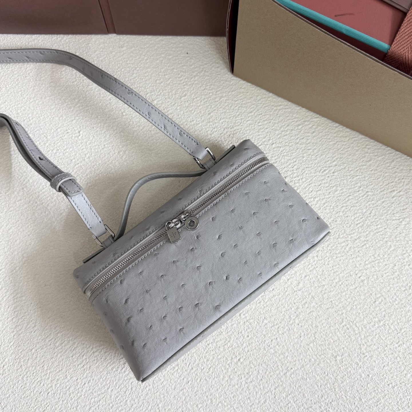 L**o p*ana extra pocket l19 ostrich-grained leather 11 x 19 x 6.5 cm