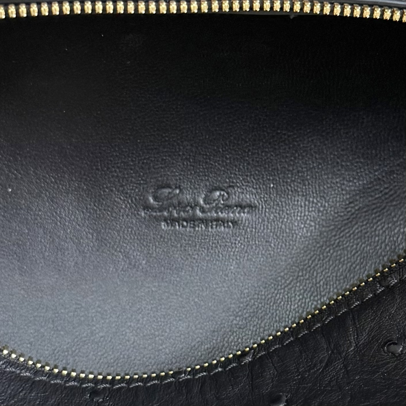 L**o p*ana extra pocket l19 ostrich-grained leather 11 x 19 x 6.5 cm