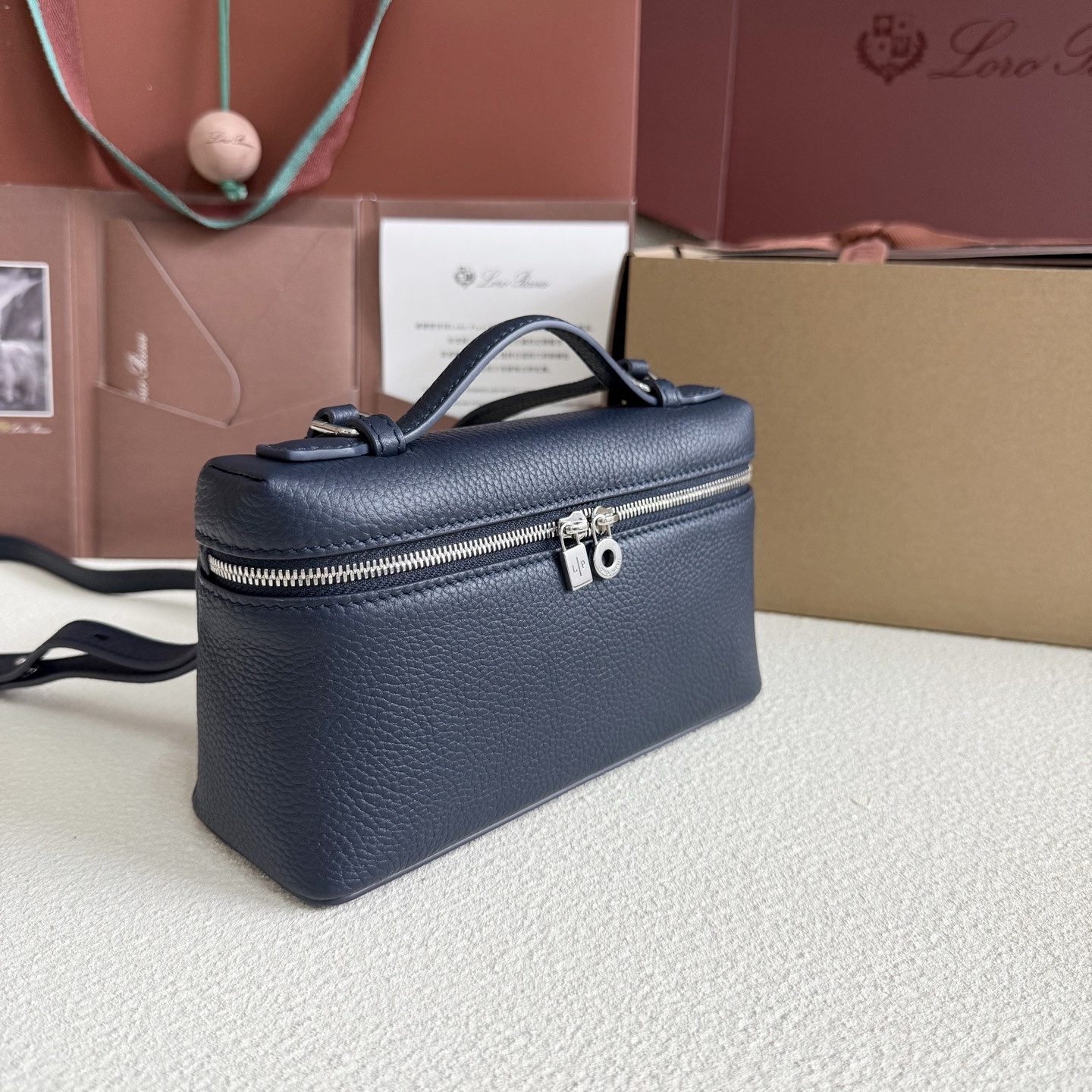 L**o p*ana extra pocket l19 grained calfskin 11 x 19 x 6.5 cm