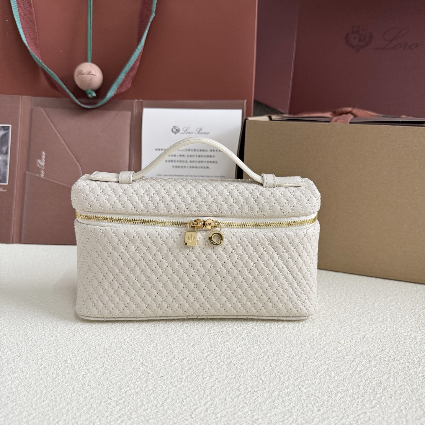 L**o p*ana extra pocket l19 lambskin 19x11.5x7cm