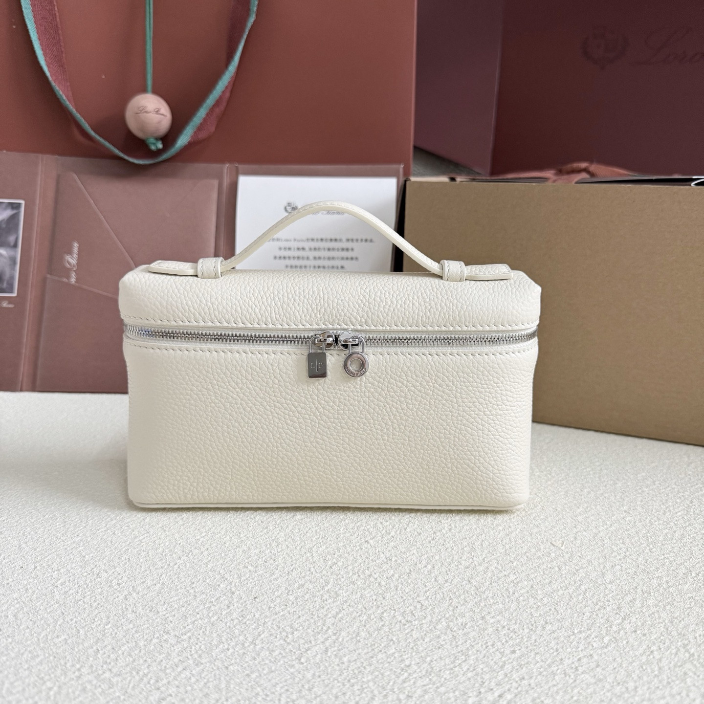 L**o p*ana extra pocket l19  grained calfskin 11 x 19 x 6.5 cm