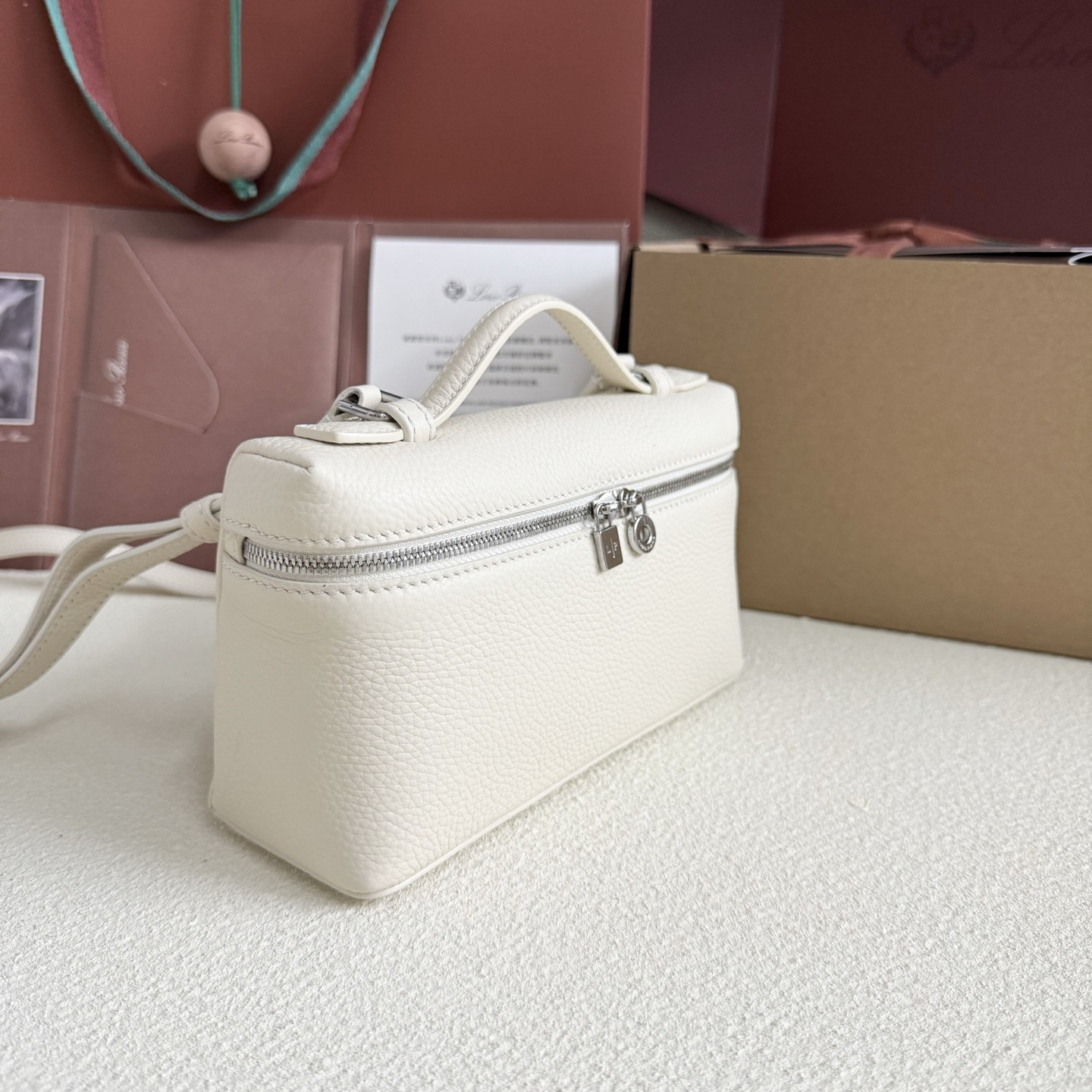 L**o p*ana extra pocket l19  grained calfskin 11 x 19 x 6.5 cm