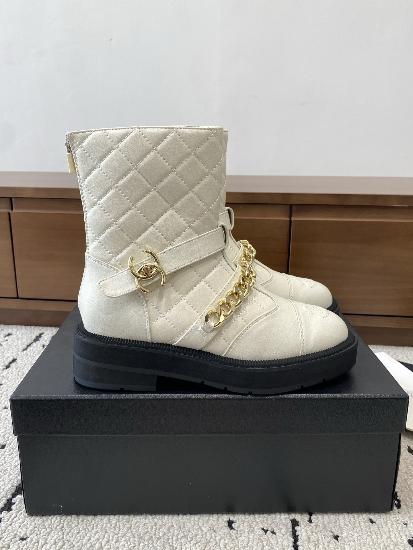 ua Ch*el boots