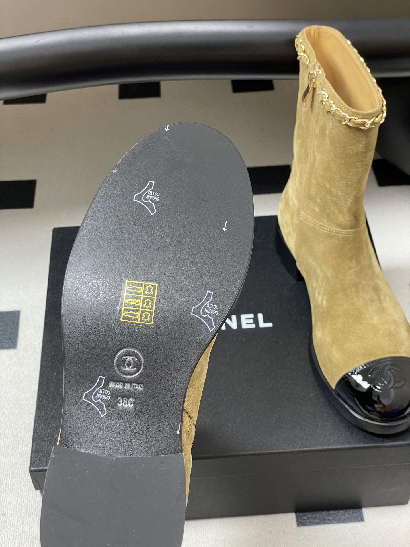 ua Ch*el boots