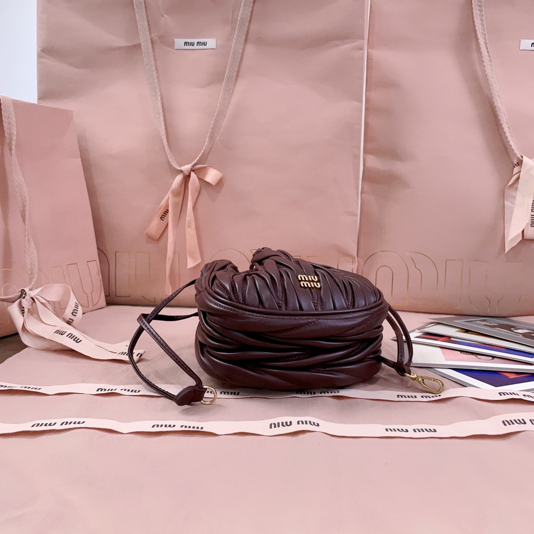 M1v M1v matelassé nappa leather pouch 14x16x7.5cm