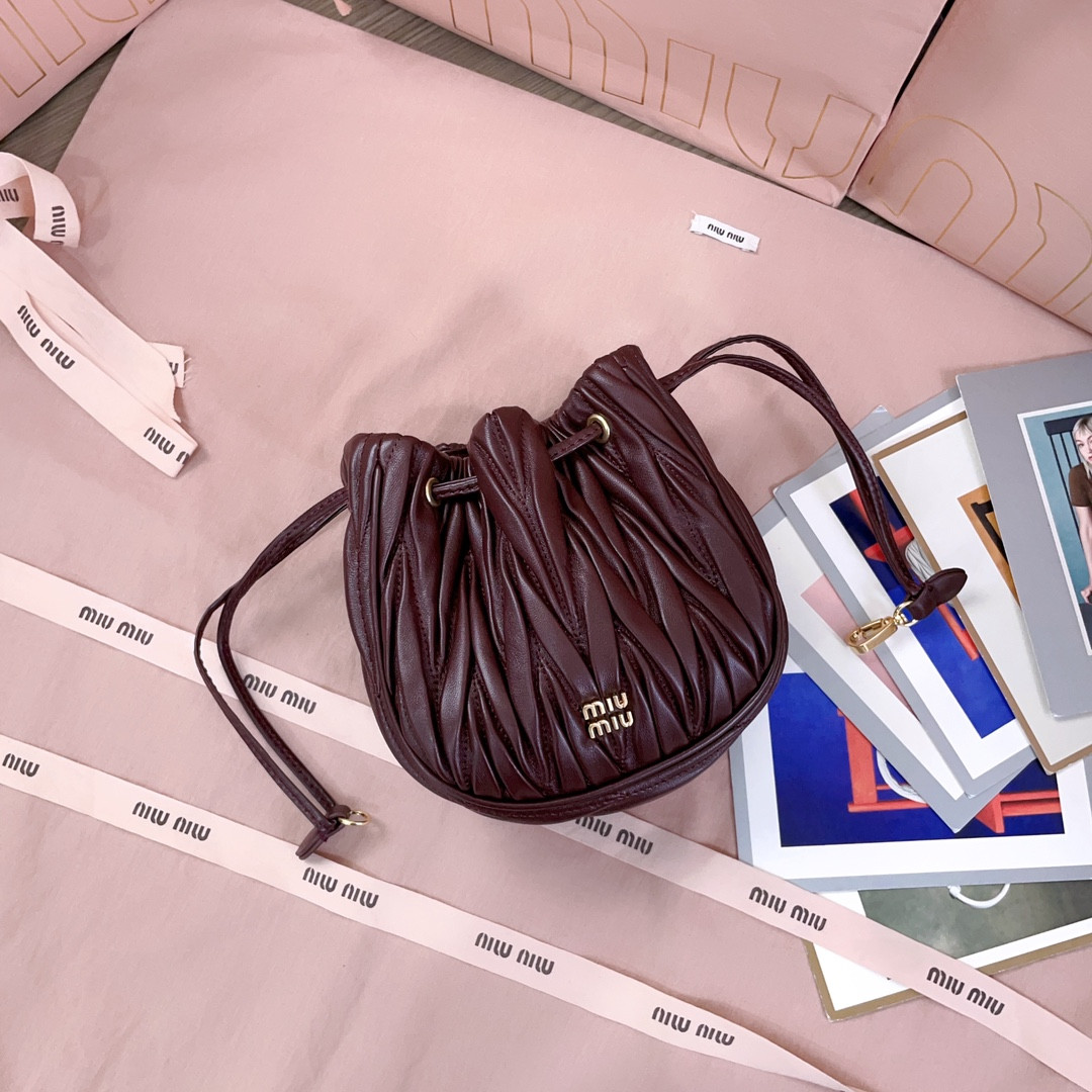 M1v M1v matelassé nappa leather pouch 14x16x7.5cm
