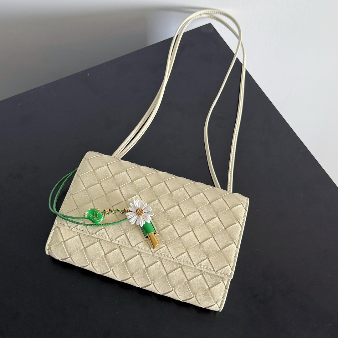 bo*te*ga Ve*ne*ta andiamo daisy pouch 12.6x19x2cm